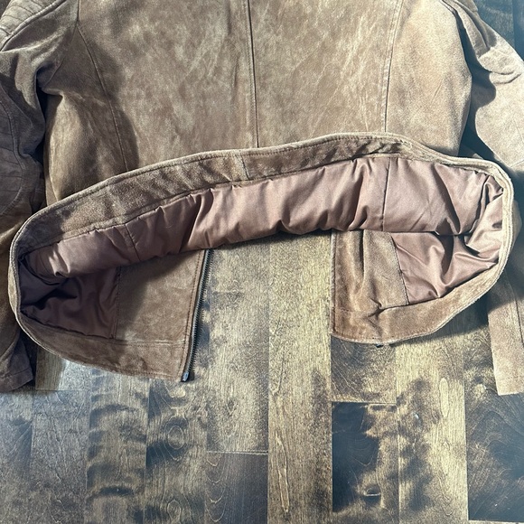 LIKE NEW! You can still smell the new of the suede! Great jacket worn twice - Picture 7 of 7